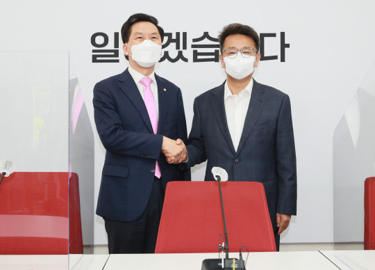 이철희 청와대 정무수석(오른쪽)이 3일 서울 여의도 국회에서 국민의힘 김기현 당 대표 권한대행 겸 원내대표를 예방해  기념촬영을 하고 있다. 연합뉴스